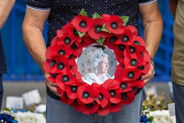 (220909) -- LIVERPOOL (BRITAIN), Sept. 9, 2022 (Xinhua) -- A person holds a wreath commemorating Britain\