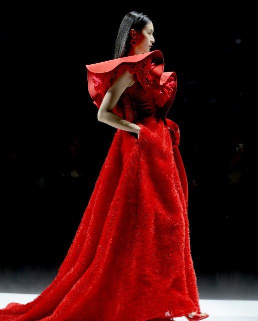 (220912) -- BEIJING, Sept. 12, 2022 (Xinhua) -- A model presents a creation at the closing show of China Fashion Week S\/S 2023 in Beijing, capital of China, Sept. 12, 2022. The event concluded here on Monday. (Xinhua\/Chen Jianli