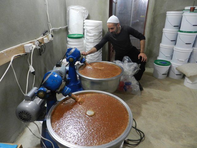 (220915) -- BEIRUT, Sept. 15, 2022 (Xinhua) -- A worker makes molasses from grape juice in Rashaya, Lebanon, Sept. 14, 2022. (Photo by Taher Abu Hamdan\/Xinhua