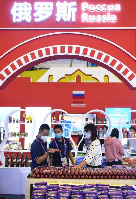 (220915) -- YANGLING, Sept. 15, 2022 (Xinhua) -- Visitors look at agricultural products from Russia at the 29th China Yangling Agricultural Hi-tech Fair in Yangling, northwest China\
