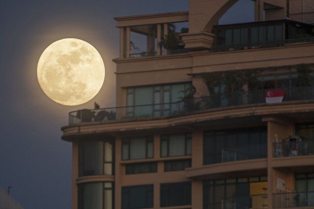 (220811) -- SINGAPORE, Aug. 11, 2022 (Xinhua) -- The moon rises in the sky above Singapore on Aug. 11, 2022. (Xinhua\/Then Chih Wey