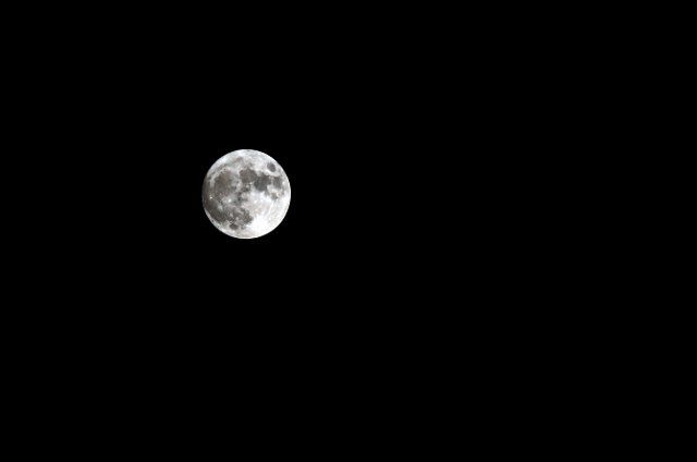 (220811) -- BAGHDAD, Aug. 11, 2022 (Xinhua) -- The moon is seen in the sky above Baghdad, Iraq, on Aug. 11, 2022. (Xinhua\/Khalil Dawood