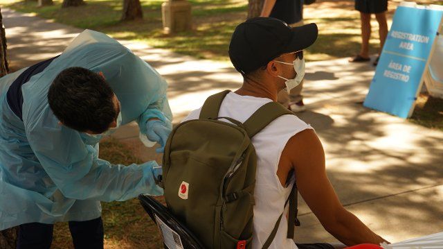 (220811) -- LOS ANGELES, Aug. 11, 2022 (Xinhua) -- A medical worker gives a dose of monkeypox vaccine to a recipient at a monkeypox vaccination site in Los Angeles, California, the United States, on Aug. 11, 2022. Confirmed monkeypox cases in the United States have exceeded the mark of 10,000, reaching 10,392 cases Wednesday, according to the newest data released by the Centers for Disease Control and Prevention (CDC), the country\