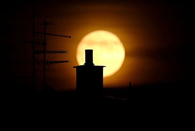 (220812) -- ZAGREB, Aug. 12, 2022 (Xinhua) -- A full moon rises in the sky above Zagreb, Croatia, Aug. 11, 2022. (Photo by Marko Lukunic\/PIXSELL via Xinhua