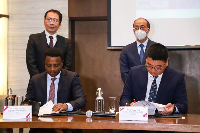 (220812) -- ADDIS ABABA, Aug. 12, 2022 (Xinhua) -- Representatives from the Ethiopian Investment Commission (EIC) and China\