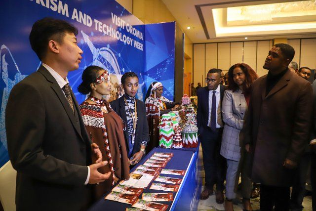(220816) -- ADDIS ABABA, Aug. 16, 2022 (Xinhua) -- A Chinese tour operator replies to a visitor\