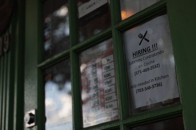 (220819) -- WASHINGTON, Aug. 19, 2022 (Xinhua) -- A hiring sign is posted on the window of a restaurant in the Old Town neighborhood of Alexandria, Virginia, the United States, on Aug. 18, 2022. Initial jobless claims in the United States last week dropped slightly to 250,000, hovering around nine-month high as the labor market shows signs of cooling, the U.S. Labor Department reported on Thursday. TO GO WITH "U.S. jobless claims slightly drop last week, hovering around nine-month high" (Photo by Ting Shen\/Xinhua