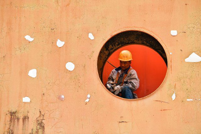 (220819) -- LONGLI, Aug. 19, 2022 (Xinhua) -- A constructor works at the construction site of the Longli River bridge in Longli County, southwest China\