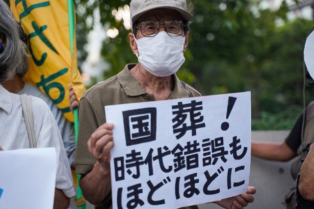 (220819) -- TOKYO, Aug. 19, 2022 (Xinhua) -- People protest against the government\