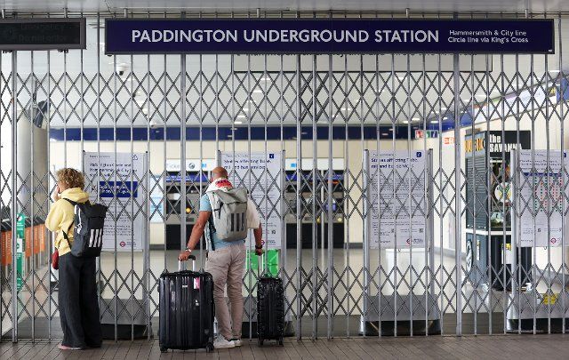 (220819) -- LONDON, Aug. 19, 2022 (Xinhua) -- People look at notices of strike outside Paddington tube station closed due to a strike in London, Britain, on Aug. 19, 2022. London tube workers took part in a strike on Friday over pay and job-related issues. (Xinhua\/Li Ying