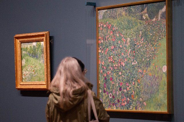 (221005) -- AMSTERDAM, Oct. 5, 2022 (Xinhua) -- A woman visits an exhibition featuring the artworks by Austrian painter Gustav Klimt (1862-1918) at the Van Gogh Museum in Amsterdam, the Netherlands, Oct. 5, 2022. (Photo by Sylvia Lederer\/Xinhua