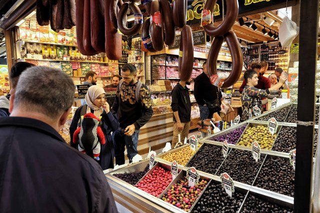 (221005) -- ISTANBUL, Oct. 5, 2022 (Xinhua) -- People shop at a market in Istanbul, T¨¹rkiye, on Oct. 5, 2022. T¨¹rkiye\