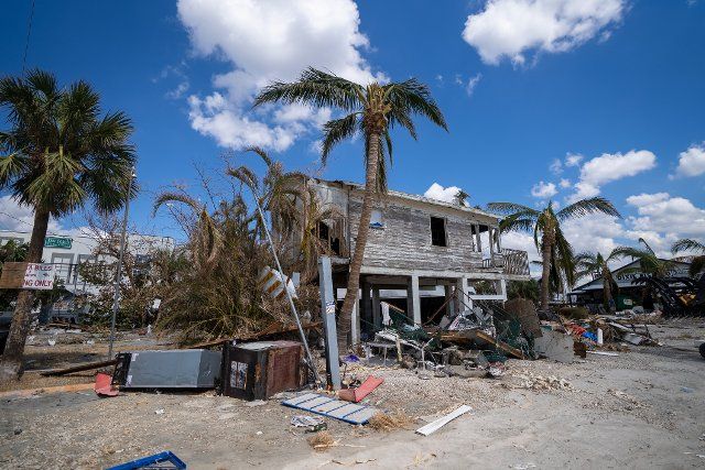(221005) -- FORT MYERS (U.S.), Oct. 5, 2022 (Xinhua) -- Photo taken on Oct. 4, 2022 shows the aftermath of Hurricane Ian in Fort Myers, Florida, the United States. The death toll from Hurricane Ian in the United States has exceeded 110, while hundreds of thousands of customers remain without power. At least 110 people, including 105 in Florida and five in North Carolina, have died due to Ian, according to a tally by CNN on Wednesday. (Photo by Rolando L¨®pez\/Xinhua