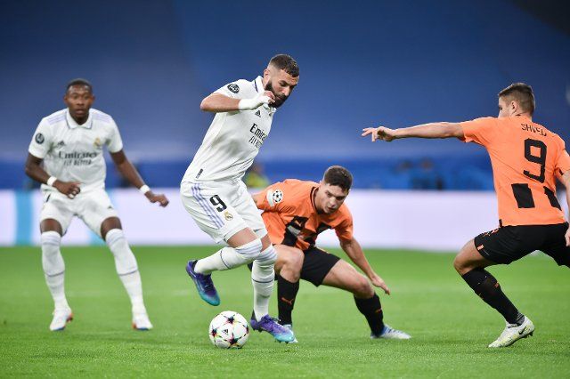 (221006) -- MADRID, Oct. 6, 2022 (Xinhua) -- Karim Benzema (2nd L) of Real Madrid competes during a UEFA Champions League Group F football match between Real Madrid of Spain and FC Shakhtar Donetsk of Ukraine in Madrid, Spain, Oct. 5, 2022. (Photo by Gustavo Valiente\/Xinhua