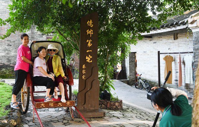 (221006) -- HAIKOU, Oct. 6, 2022 (Xinhua) -- Tourists visit Liuke Village of Boao Town in Qionghai, south China\