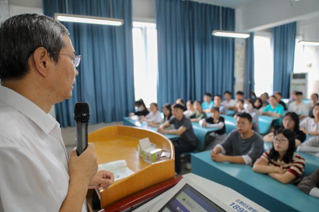 (221006) -- HEFEI, Oct. 6, 2022 (Xinhua) -- Lu Binghui, a professor at the Anhui Normal University, gives an ideological-political class at the university in Wuhu City, east China\