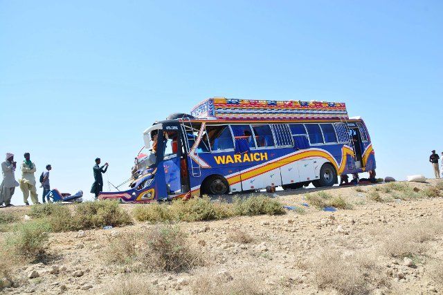 (221006) -- SEHWAN, Oct. 6, 2022 (Xinhua) -- A damaged passenger van is seen at a road accident site in Sehwan district of southern Pakistan\