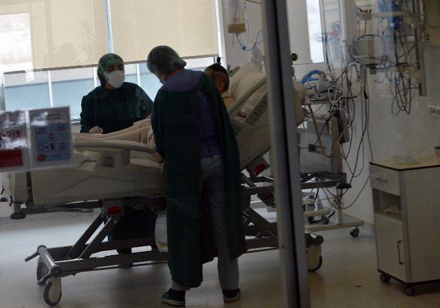 (221006) -- ANKARA, Oct. 6, 2022 (Xinhua) -- Medical workers take care of a COVID-19 patient in the ICU of a hospital in Ankara, T¨¹rkiye, on Oct. 6, 2022. Turkish health authorities and experts have warned that T¨¹rkiye might face another wave of COVID-19 infections within a few weeks due to the rising number of cases in Europe. (Photo by Mustafa Kaya\/Xinhua