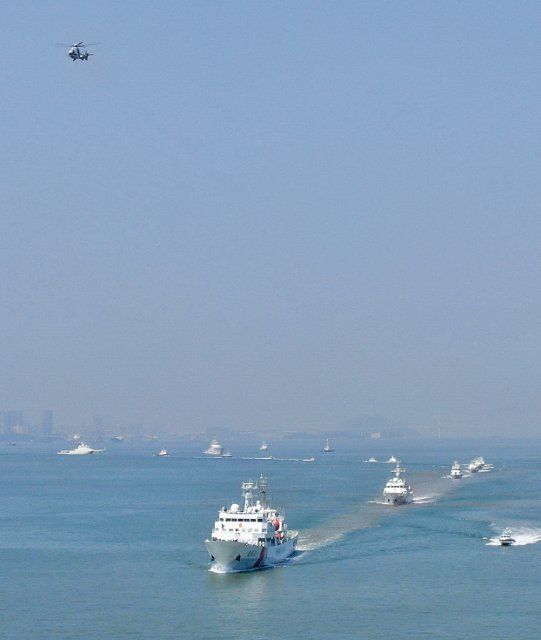 (221028) -- GUANGZHOU, Oct. 28, 2022 (Xinhua) -- This aerial photo taken on Oct. 27, 2022 shows rescue vessels sailing during a maritime search and rescue drill in the Pearl River estuary, south China\