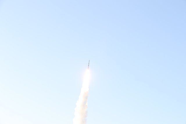 (220925) -- TAIYUAN, Sept. 25, 2022 (Xinhua) -- A Kuaizhou-1A carrier rocket carrying two satellites blasts off from the Taiyuan Satellite Launch Center in north China Sept. 25, 2022. The pair of satellites, Shiyan-14 and Shiyan-15, were lifted at 6:55 a.m. (2255 GMT Saturday) from the Taiyuan Satellite Launch Center and entered the preset orbit. (Photo by Zheng Bin\/Xinhua