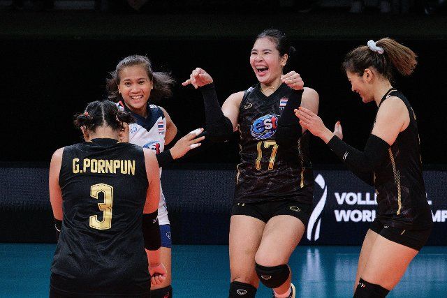 (220925) -- ARNHEM, Sept. 25, 2022 (Xinhua) -- Players of Thailand celebrate after the Phase 1 Pool B match between T¨¹rkiye and Thailand during the 2022 Volleyball Women\