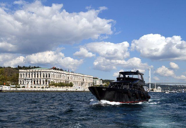 (220925) -- ISTANBUL, Sept. 25, 2022 (Xinhua) -- Tourists take a boat tour in Bosporus Strait in Istanbul, T¨¹rkiye, Sept. 24, 2022. (Xinhua\/Shadati