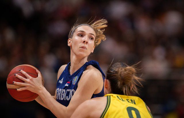 (220925) -- SYDNEY, Sept. 25, 2022 (Xinhua) -- Ivana Raca (L) of Serbia controls the ball during a Group B match against Australia at the FIBA Women\