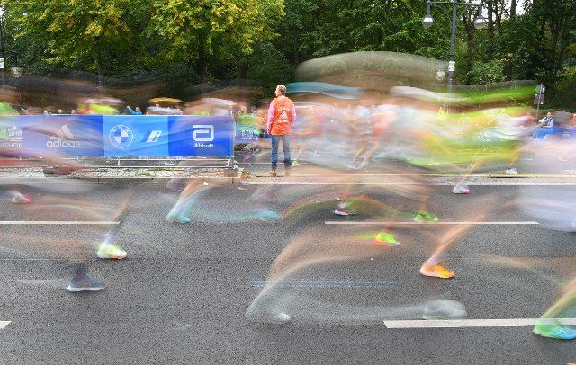 (220925) -- BERLIN, Sept. 25, 2022 (Xinhua) -- Runners compete during the Berlin Marathon 2022 in Berlin, capital of Germany, Sept. 25, 2022. (Xinhua\/Ren Pengfei