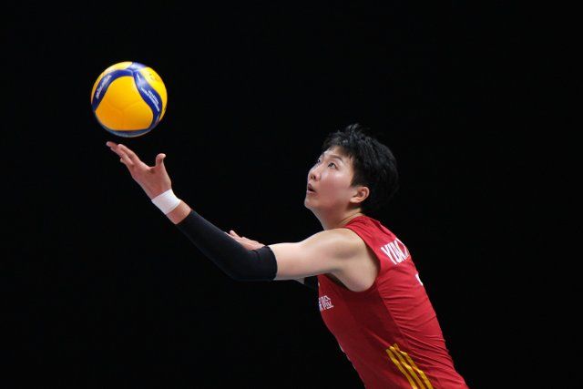 (220925) -- ARNHEM, Sept. 25, 2022 (Xinhua) -- Yuan Xinyue of China serves during the Phase 1 Pool D match between China and Argentina during the 2022 Volleyball Women\