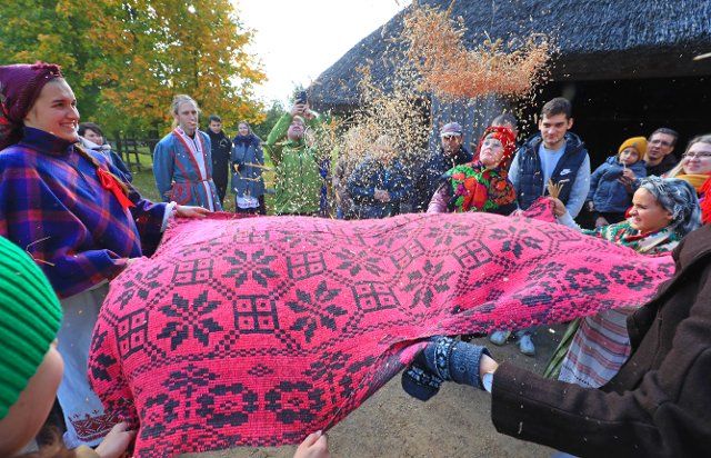 (220926) -- MINSK, Sept. 26, 2022 (Xinhua) -- People attend a celebration of a bumper harvest in the suburb of Minsk, Belarus, Sept. 25, 2022. (Xinhua\/Henadz Zhinkov