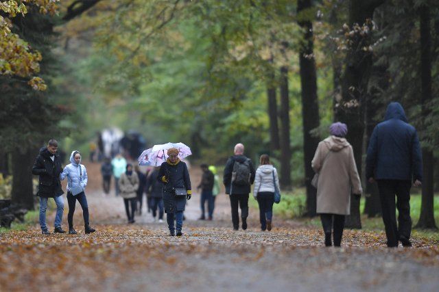 (220926) -- MOSCOW, Sept. 26, 2022 (Xinhua) -- People walk at a park in Moscow, Russia, on Sept. 25, 2022. (Photo by Alexander Zemlianichenko Jr\/Xinhua