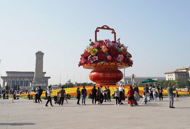 (220926) -- BEIJING, Sept. 26, 2022 (Xinhua) -- Photo taken on Sept. 25, 2022 shows a "flower basket" at Tian\