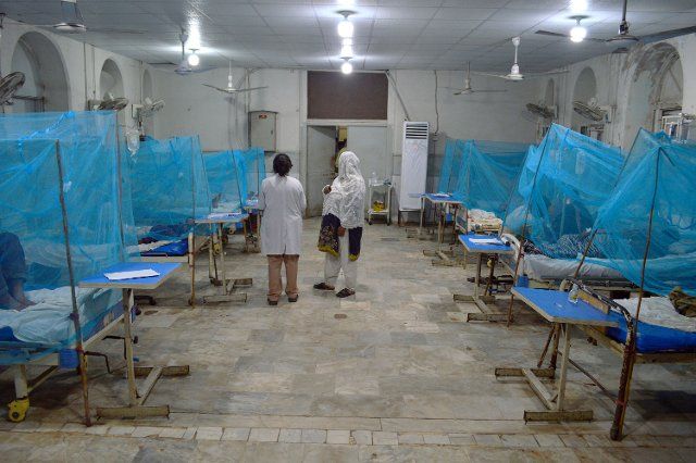 (220926) -- KARACHI, Sept. 26, 2022 (Xinhua) -- Patients infected with dengue fever are treated at a hospital in southern Pakistani port city of Karachi on Sept. 25, 2022. Pakistan continued to face a growing momentum in the spread of dengue fever as three more people were reported to have died from the disease in different parts of the country, health authorities said on Saturday. (Str\/Xinhua