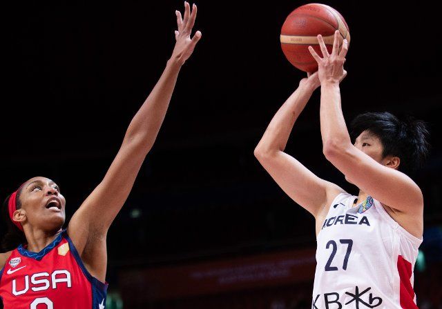 (220926) -- SYDNEY, Sept. 26, 2022 (Xinhua) -- Jin An (R) of South Korea shoots the ball during a Group A match against the United States at the FIBA Women\