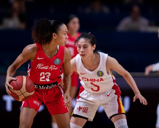 (220926) -- SYDNEY, Sept. 26, 2022 (Xinhua) -- Trinity San Antonio (L) of Puerto Rico drives the ball as Wang Siyu of China defends during a Group A match between China and Puerto Rico at the FIBA Women\
