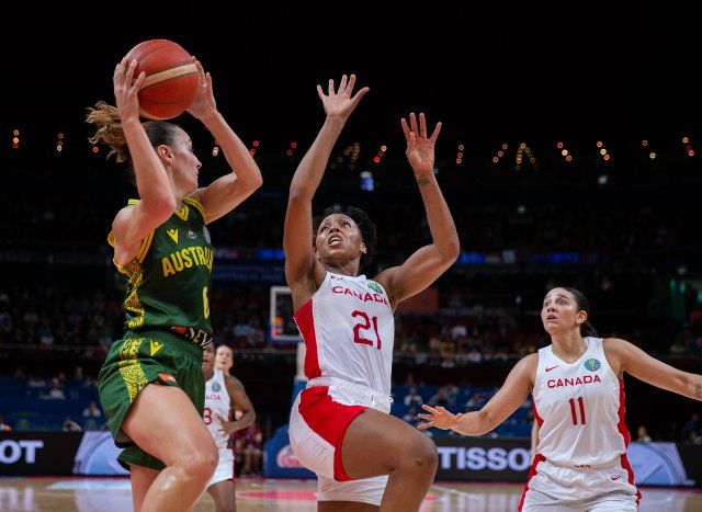 (220926) -- SYDNEY, Sept. 26, 2022 (Xinhua) -- Steph Talbot (L) of Australia competes during a Group B match between Australia and Canada at the FIBA Women\