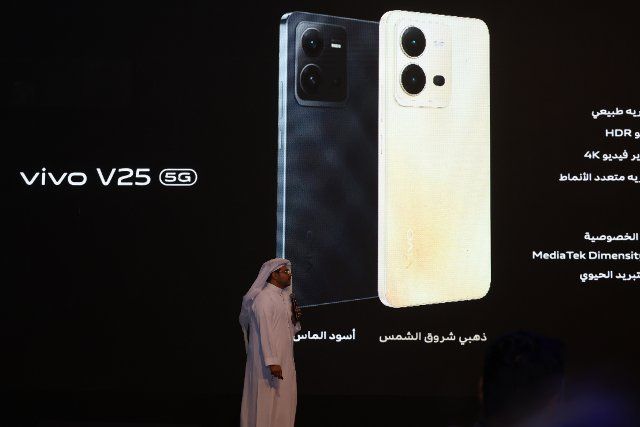(220926) -- RIYADH, Sept. 26, 2022 (Xinhua) -- A staff member introduces a new smartphone during a launch of Vivo\
