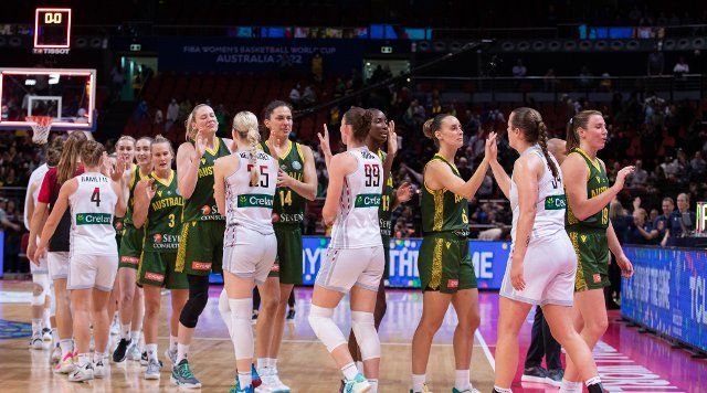 (220929) -- SYDNEY, Sept. 29, 2022 (Xinhua) -- Players greet each other after the quater-final match between Australia and Belgium at the FIBA Women\