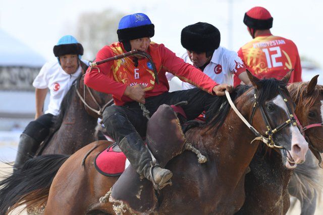 (220930) -- IZNIK, Sept. 30, 2022 (Xinhua) -- Horsemen compete in the traditional sport of goat dragging at the 4th World Nomad Games in Iznik, T¨¹rkiye, Sept. 29, 2022. (Xinhua\/Shadati
