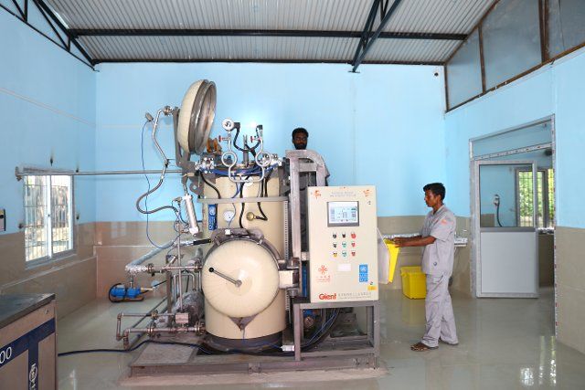 (220930) -- BIRGUNJ, Sept. 30, 2022 (Xinhua) -- Workers operate machines at a China-funded waste treatment center in Narayani Hospital in Birgunj, Nepal, Sept. 29, 2022. Narayani Hospital in Nepal\
