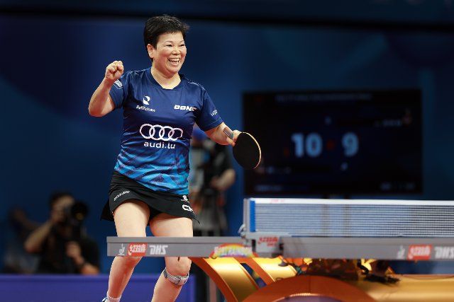 (220930) -- CHENGDU, Sept. 30, 2022 (Xinhua) -- Ni Xialian of Luxembourg celebrates while competing with Jeon Jihee of South Korea during the women\