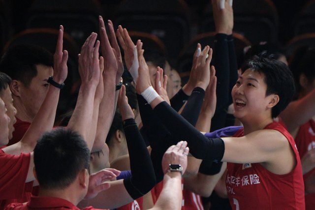 (220930) -- ARNHEM, Sept. 30, 2022 (Xinhua) -- Yuan Xinyue (R) claps hands with team members prior to the Phase 1 Pool D match between China and the Czech Republic at the 2022 Volleyball Women\