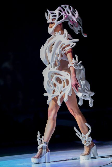 (221001) -- WELLINGTON, Oct. 1, 2022 (Xinhua) -- A model presents LIFE, a 3D-printed creation by Chinese designers Sun Ye, Ma Yuru and Zhou Honglei, during the 2022 World of WearableArt (WOW) in Wellington, New Zealand, Sept. 29, 2022. Sun Ye was awarded the best design in Monochromatic section during the Awarding Night of 2022 WOW here on Friday. (Xinhua\/Guo Lei