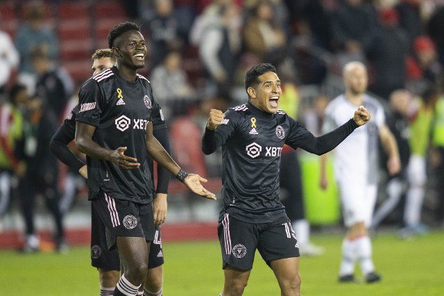 (221001) -- TORONTO, Oct. 1, 2022 (Xinhua) -- Victor Ulloa (front R) of Inter Miami CF celebrates victory with teammates after the 2022 Major League Soccer (MLS) match between Toronto FC and Inter Miami CF at BMO Field in Toronto, Canada, Sept. 30, 2022. (Photo by Zou Zheng\/Xinhua