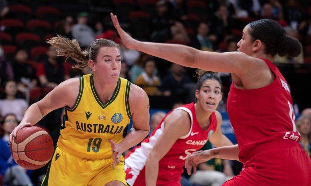 (221001) -- SYDNEY, Oct. 1, 2022 (Xinhua) -- Sara Blicavs (L) of Australia drives the ball during the 3rd place game against Canada at the FIBA Women\