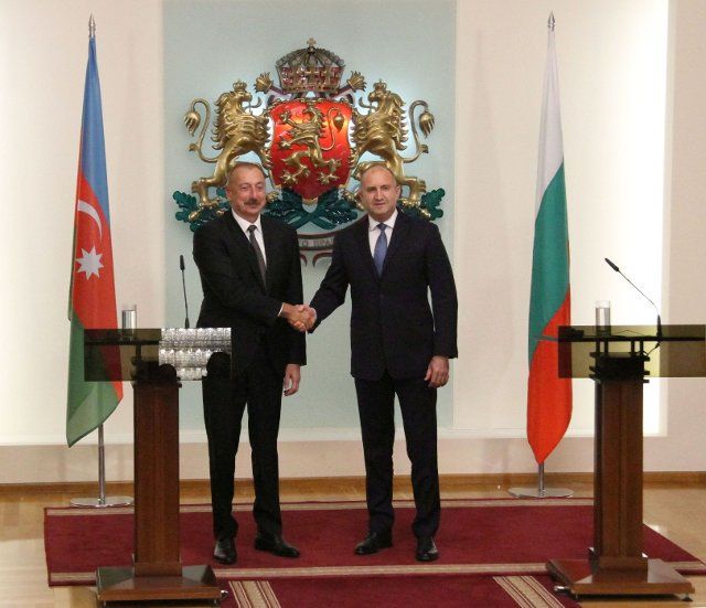 (221001) -- SOFIA, Oct. 1, 2022 (Xinhua) -- Bulgarian President Rumen Radev (R) and Azerbaijani President Ilham Aliyev shake hands after giving statements in Sofia, Bulgaria, Sept. 30, 2022. They met here on Friday to discuss ways to expand bilateral cooperation on gas supply. (Photo by Marian Draganov\/Xinhua