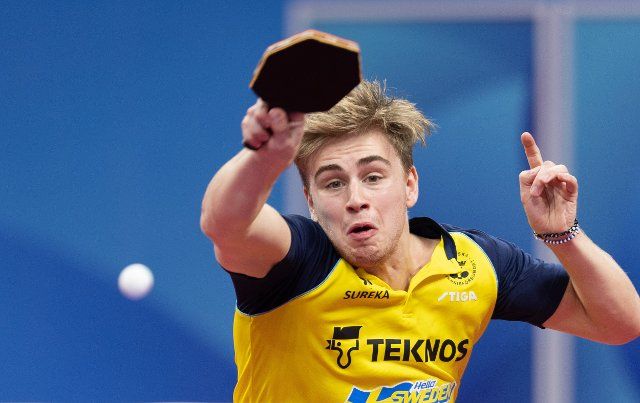 (221001) -- CHENGDU, Oct. 1, 2022 (Xinhua) -- Truls Moregard of Sweden competes against Liam Pitchford of England during the men\
