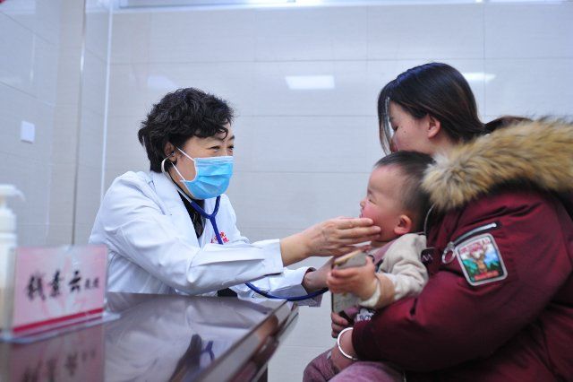 (221001) -- BEIJING, Oct. 1, 2022 (Xinhua) -- Photo taken in January 2019 shows Qian Suyun giving free medical consultation at a hospital in Yulin, northwest China\