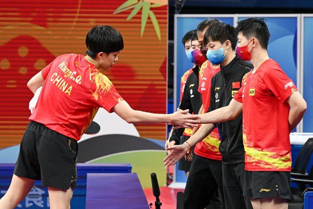 (221001) -- CHENGDU, Oct. 1, 2022 (Xinhua) -- Wang Chuqin (1st L) of China claps hands with teammates after his match against Angel Naranjo of Puerto Rico during the men\