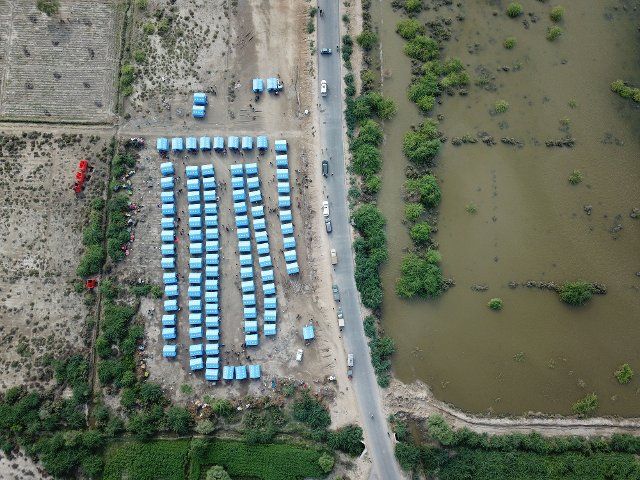 (221001) -- BADIN, Oct. 1, 2022 (Xinhua) -- Aerial photo taken on Sept. 29, 2022 shows a makeshift shelter built with tents donated by China in flood relief aid in Matli town of Badin District in southern Pakistan\